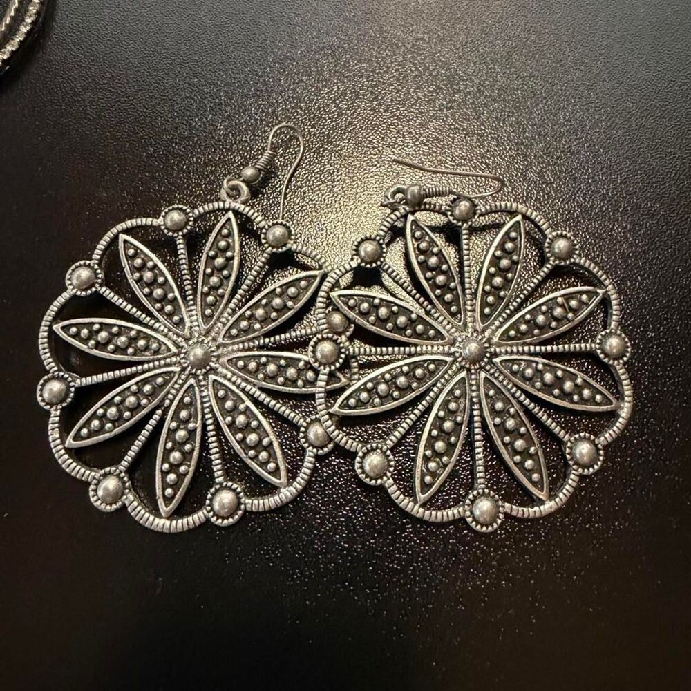 Floral filigree disc dangle earrings